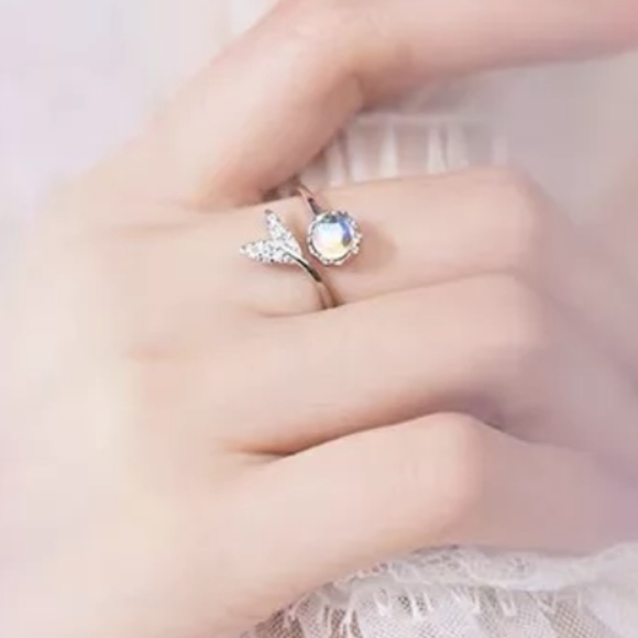 *Tail Moonstone* Adjustable Silver Ring - Picture 2 of 3